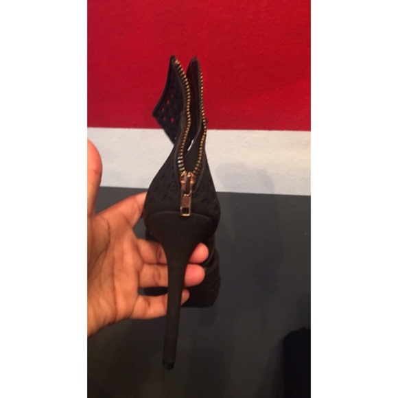 Black heel - Picture 2 of 3